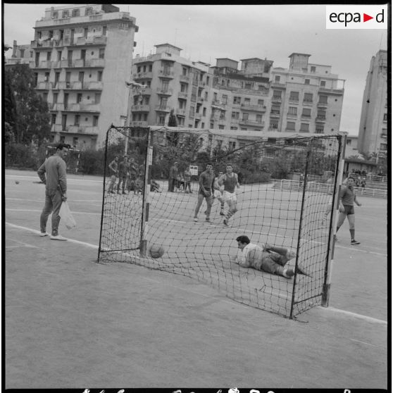 La compagnie de circulation routière (CCR) 223 vient de marquer un but.