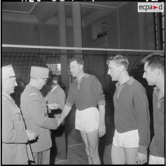 Le Gal Inspecteur Garlini, remet à l'équipe perdante une breloque.