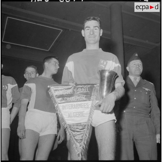 Le capitaine de l'équipe du centre d'instruction du train 160 en possession de la coupe.