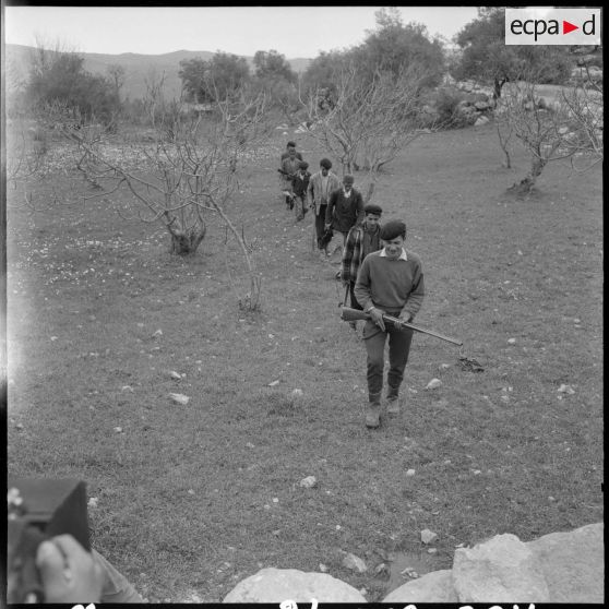 Un groupe d'autodéfense en patrouille.