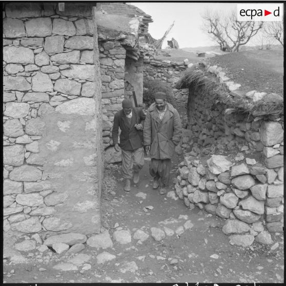 Patrouille dans les ruelles du village.