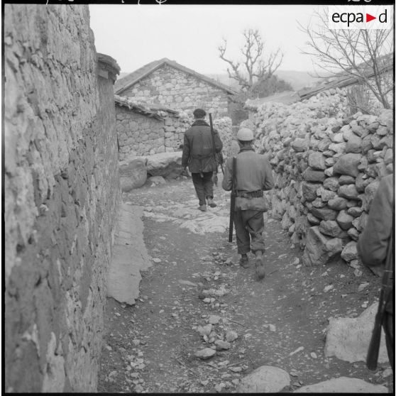 Patrouille dans les ruelles du village.
