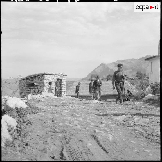 Départ d'une patrouille du groupe d'autodéfense.
