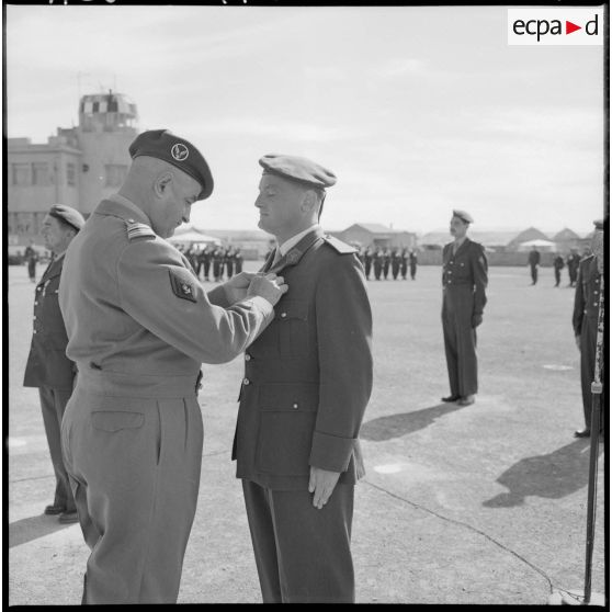 Le lieutenant-colonel Crespin, remet la médaille militaire à un adjudant du Groupe d'hélicoptères (GH) n°2.