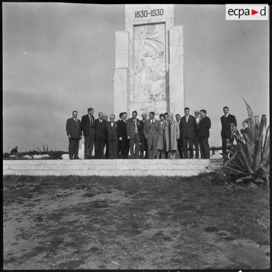 La délégation au monument commémoratif du débarquement français.