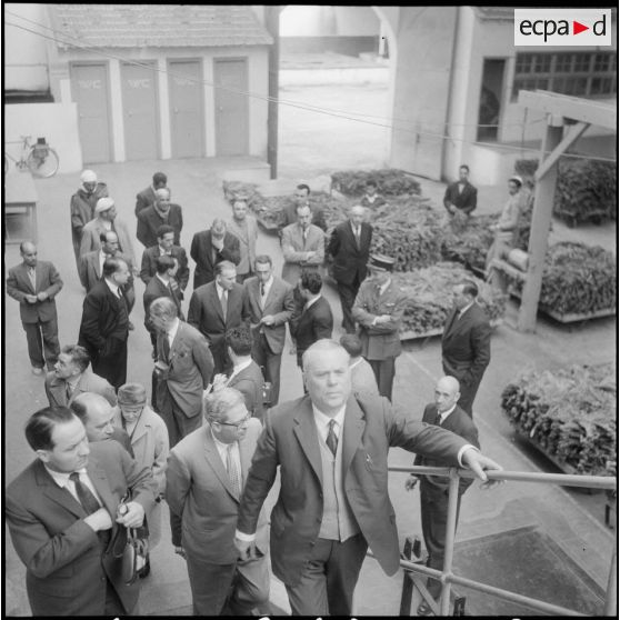 Arrivée à Boufarik où Monsieur Peyronnet reçoit la délégation.