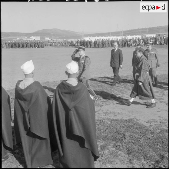 Le colonel Delcros passe en revue les troupes.