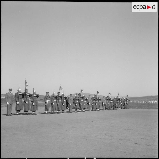 Les différents groupes mobiles de sécurité (G.M.S.) avec leurs fanions.