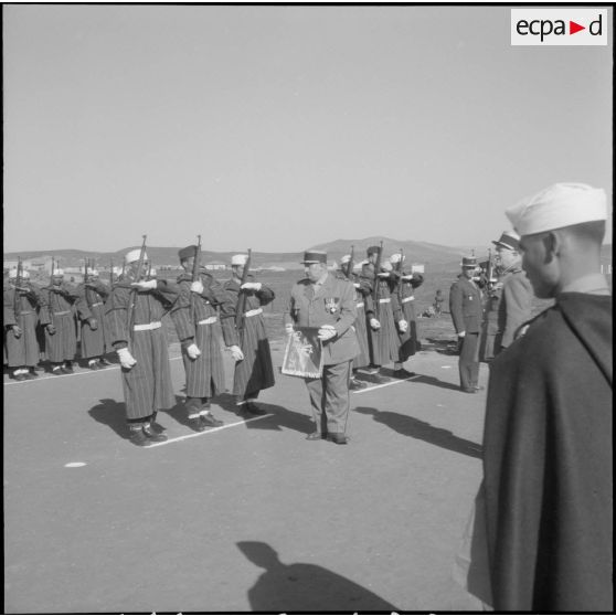 Un capitaine vient de recevoir son fanion.