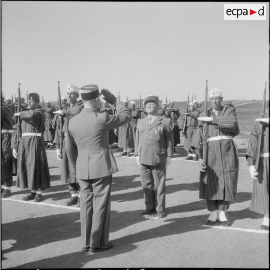 Le colonel Delcros passe en revue les troupes.