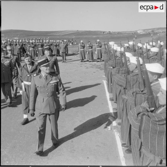 Le colonel Delcros passe en revue les troupes.