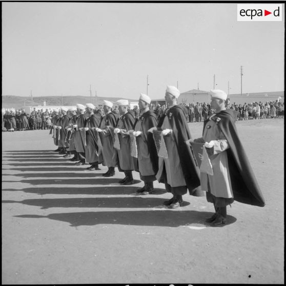 Les groupes mobiles de sécurité (G.M.S.), porteurs de fanions, en grande tenue.