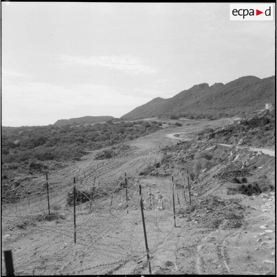 Barrage électrifié, près de la mer.