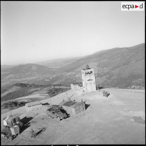 La tour de la côte 702 avec, dans le fond, une partie de la frontière tunisienne, lieu dit "Bec de Canard".