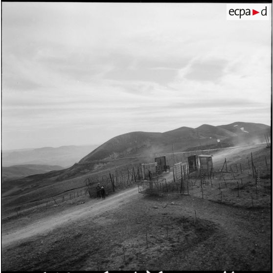 Le barrage sur la route de Lamy.