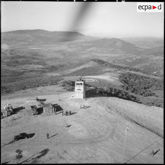 La tour de la côte 702 avec, dans le fond, une partie de la frontière tunisienne, lieu dit "Bec de Canard".