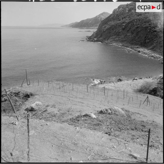 Barrage électrifié, près de la mer.