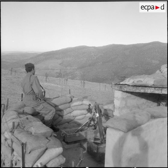 La tour de la côte 702 avec, dans le fond, une partie de la frontière tunisienne, lieu dit "Bec de Canard".