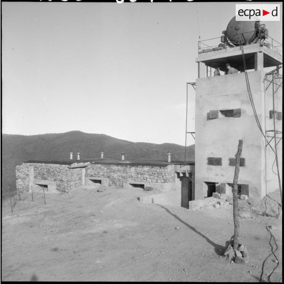 La tour de la côte 702 avec, dans le fond, une partie de la frontière tunisienne, lieu dit "Bec de Canard".