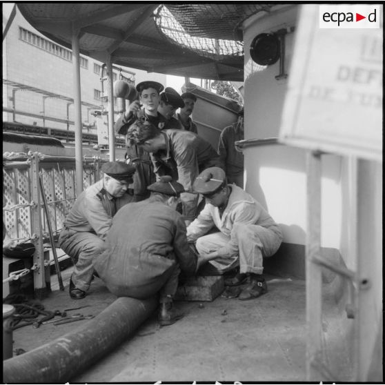 Maintenance de l'escorteur d'escadre le "Petit-Thouars".