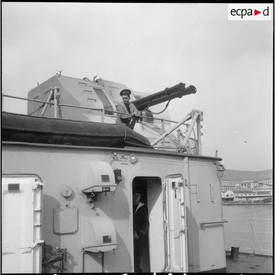 Maintenance de l'escorteur d'escadre le "Petit-Thouars".