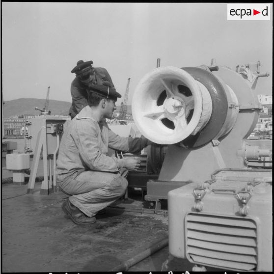Maintenance de l'escorteur d'escadre le "Petit-Thouars".