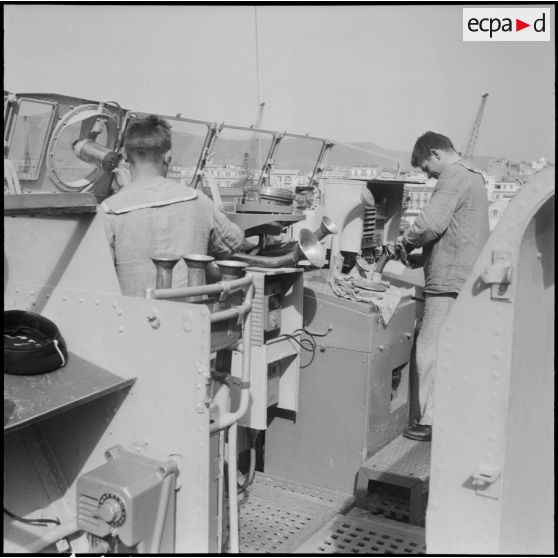 Maintenance de l'escorteur d'escadre le "Petit-Thouars".