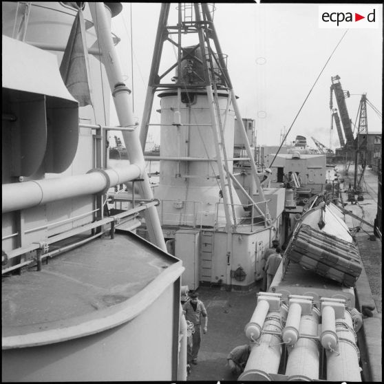 Maintenance de l'escorteur d'escadre le "Petit-Thouars".