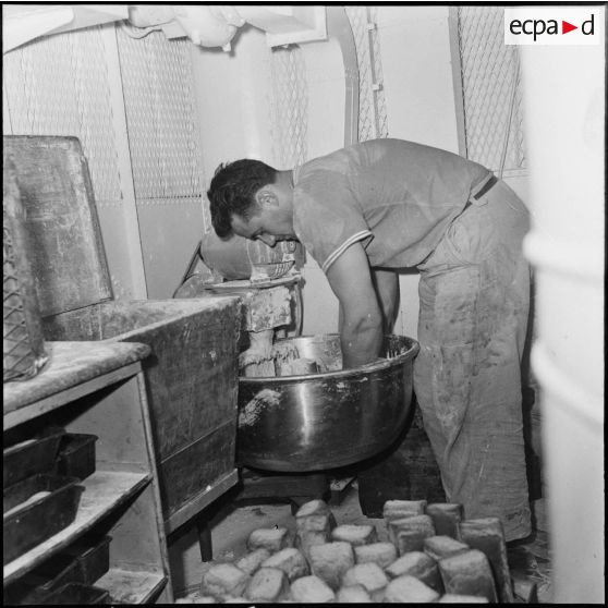 Maintenance de l'escorteur d'escadre le "Petit-Thouars".