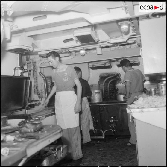 Maintenance de l'escorteur d'escadre le "Petit-Thouars".