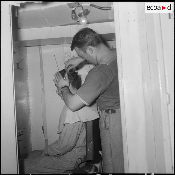Coiffeur à bord de l'escorteur d'escadre le "Petit-Thouars".