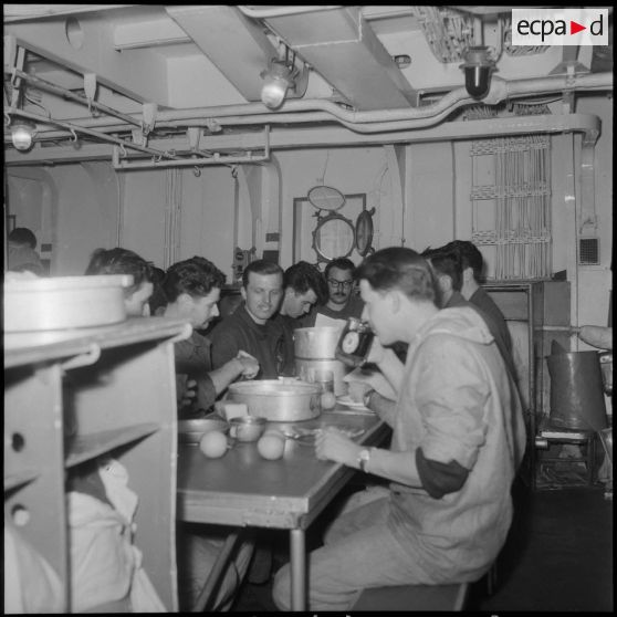 Un groupe de la marine nationale, après la maintenance de l'escorteur d'escadre le "Petit-Thouars".