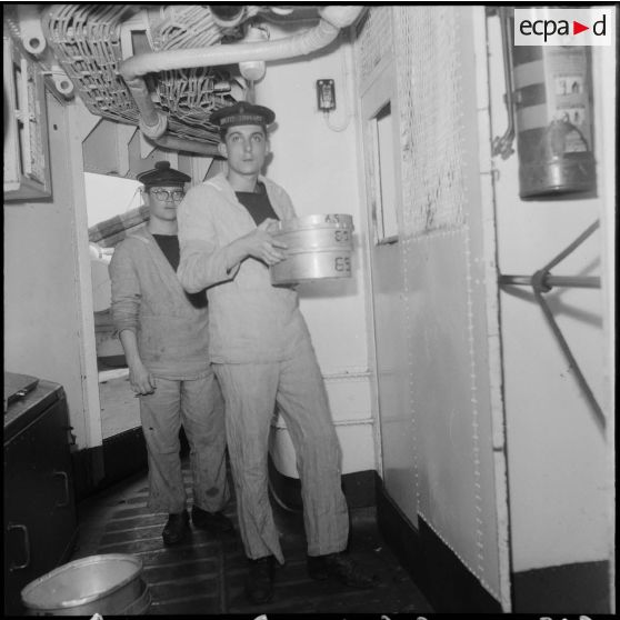 Maintenance de l'escorteur d'escadre le "Petit-Thouars".