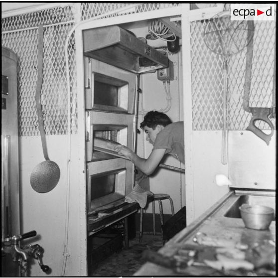 Maintenance de l'escorteur d'escadre le "Petit-Thouars".