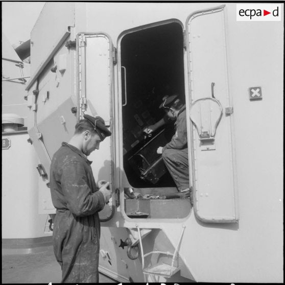 Maintenance de l'escorteur d'escadre le "Petit-Thouars".