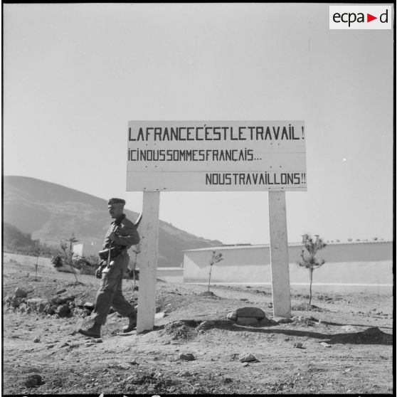 Pancarte à l'entrée du poste de la Platrière.