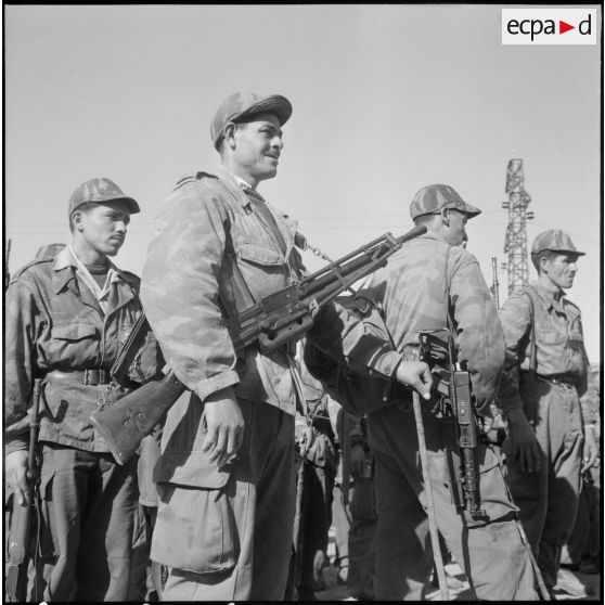 Les harkis sont armés.