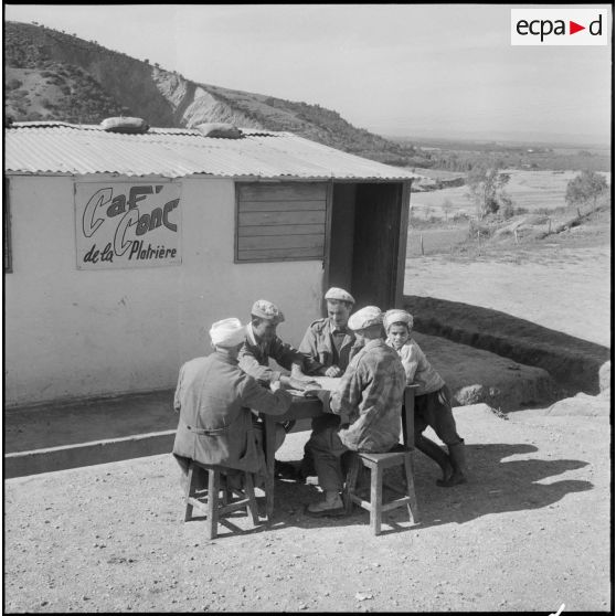 Les harkis sont à table.