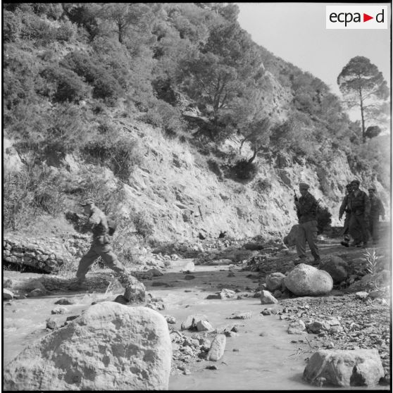 Les harkis patrouillent.