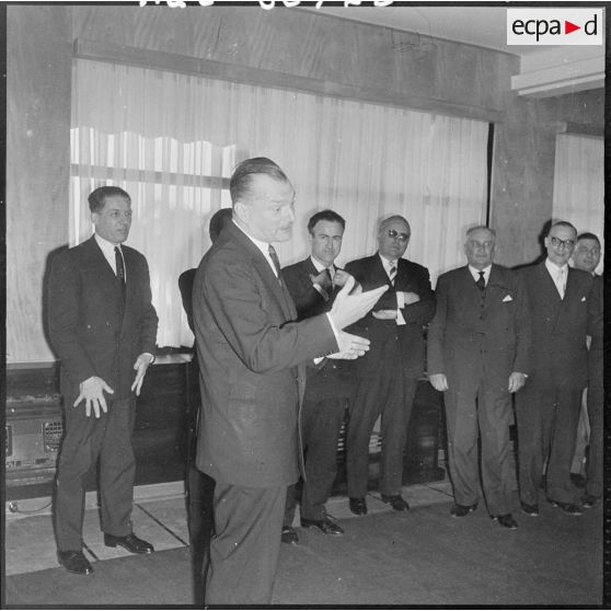 Alger. Paul Delouvrier accueille les visiteurs étrangers.