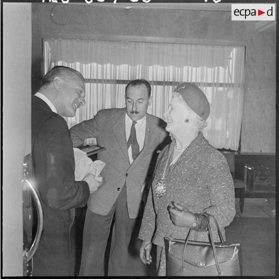 Alger. Paul Delouvrier remercie Helen Evans de son présent.