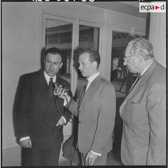 Alger. Après la réception, monsieur Martin qui dirigeait le voyage d'information est interviewé par la radio-TV.