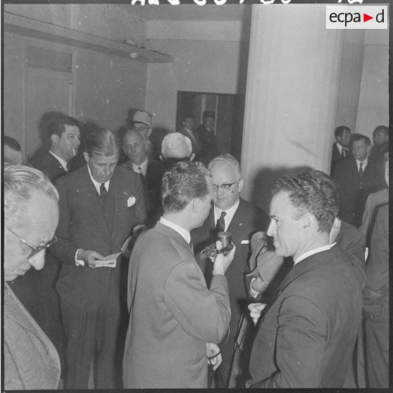 Alger. Après la réception, monsieur Martin qui dirigeait le voyage d'information est interviewé par la radio-TV.