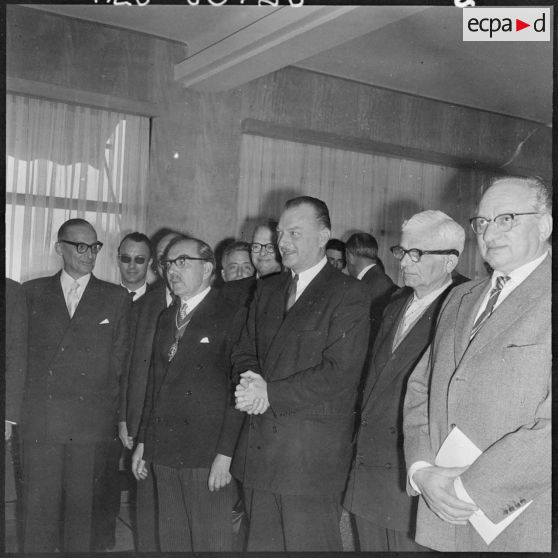 Alger. Paul Delouvrier accueille les visiteurs étrangers.