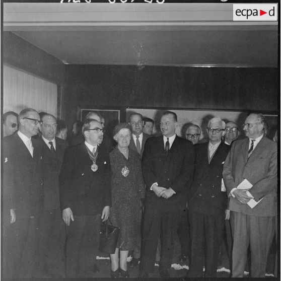 Alger. Paul Delouvrier accueille les visiteurs étrangers.