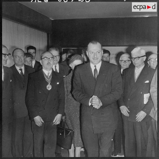 Alger. Paul Delouvrier accueille les visiteurs étrangers.