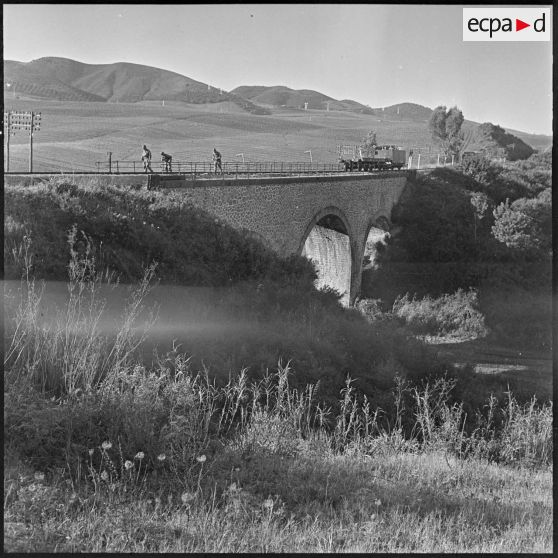 Menerville. La 4e compagnie du 587e bataillon du train (587e BT). Patrouille à pied sur voie ferrée avec appui de draisine ou de blindée.