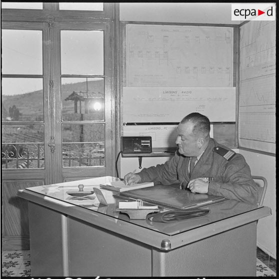 Menerville. Le capitaine Jumel commandant la 4e compagnie du 587e bataillon du train (587e BT).