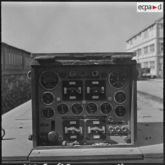 Menerville. La 4e compagnie du 587e bataillon du train (587e BT). Tableau de bord d'une draisine télécommandée.