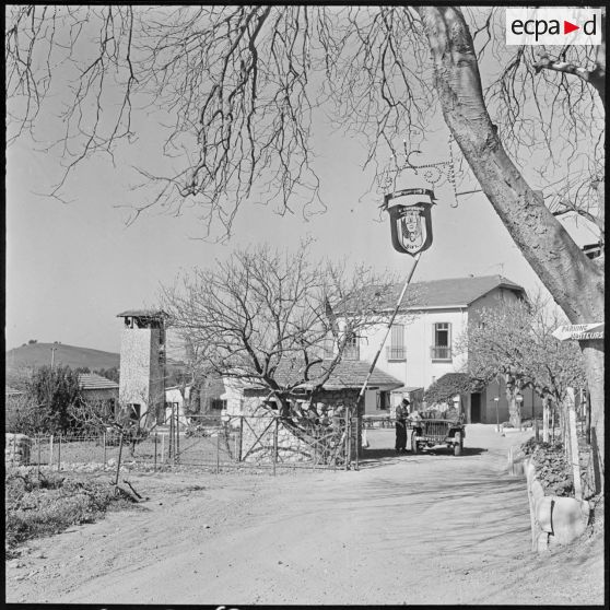 Menerville. La 4e compagnie du 587e bataillon du train (587e BT). Entrée du cantonnement.